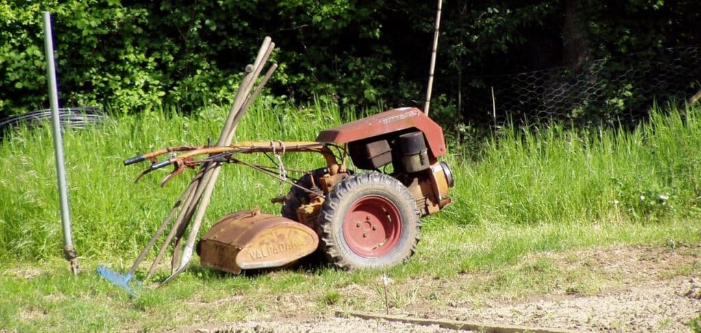 Louer un motoculteur entre voisins : le bon plan pour votre jardinage !